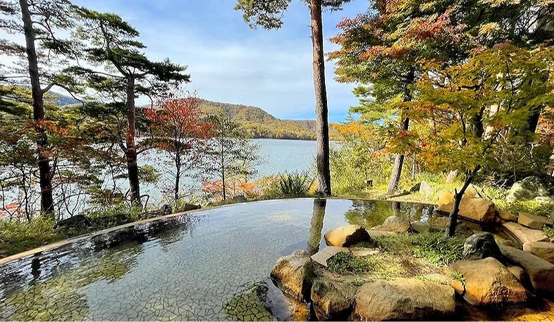 日本福島裏磐梯飯店五色之森的露天湖景溫泉
